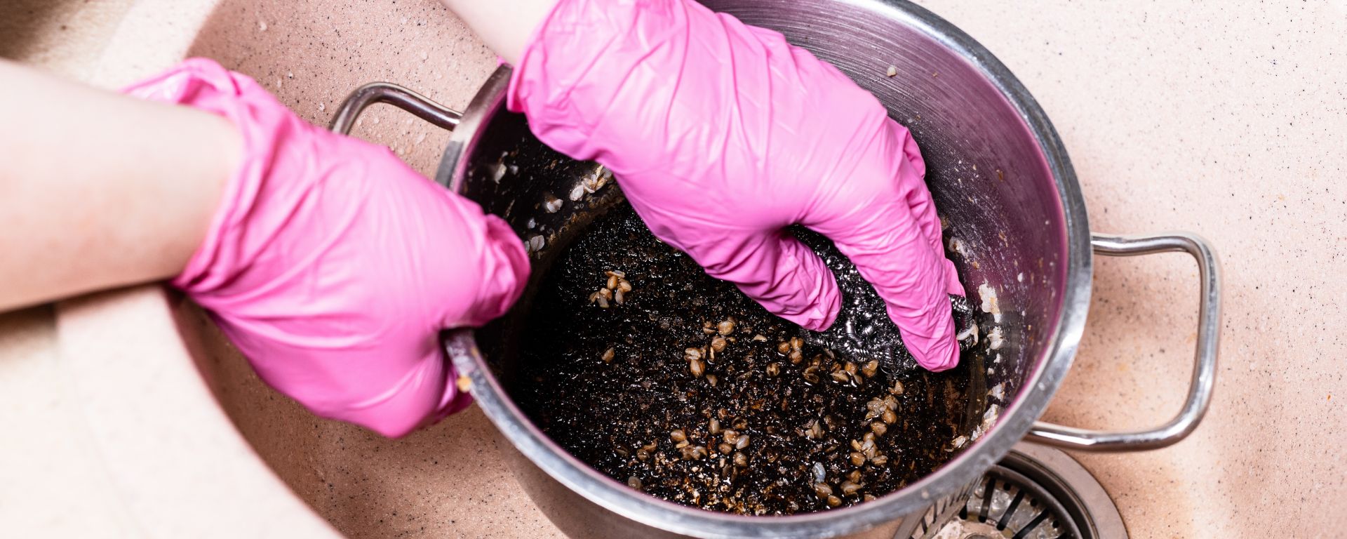 How to clean a burnt aluminium pot